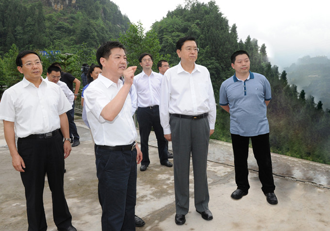 時(shí)任國(guó)務(wù)院副總理、中共中央政治局委員、重慶市委書(shū)記張德江視察重慶69